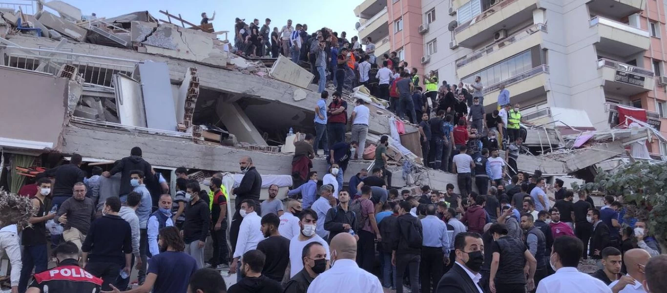 Σημαντικές καταστροφές στη Σμύρνη μετά τον σεισμό - Κατέρρευσαν 20 κτίρια - 24 νεκροί και 800 τραυματίες (βίντεο)